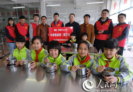 20191226/5e047163c11ed.jpeg 學(xué)生使用捐贈(zèng)的餐桌椅.jpeg