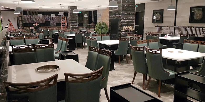 20200704/5f0052430e7d5.jpg 西安博菲克家具廠工人安裝火鍋?zhàn)酪?jpg