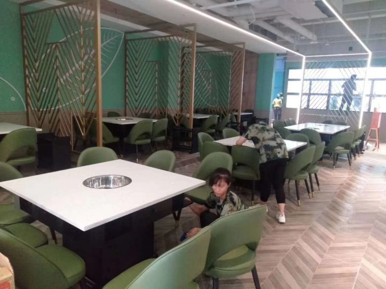 20200729/5f20e30f23abf.jpg 服務(wù)員清理火鍋桌椅.jpg