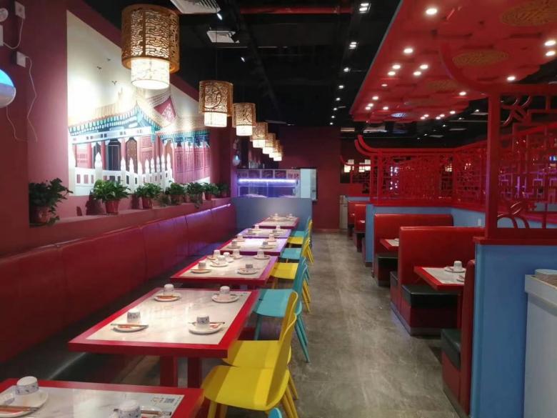 20200906/5f544c8a605a4.jpg 西安博菲克廠家工作人員調(diào)試餐桌椅.jpg