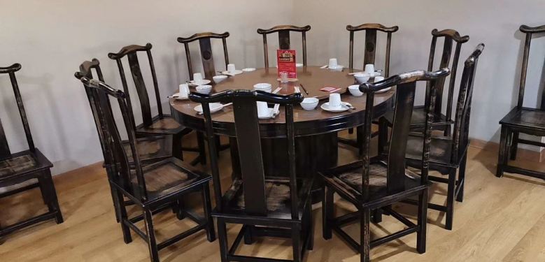 20210225/603793416a14b.jpg 湘聚坊實(shí)木餐桌椅安裝現(xiàn)場(chǎng).jpg