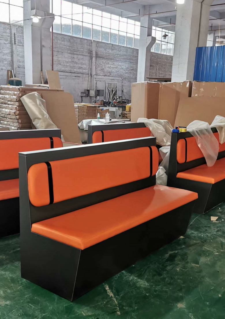 20210315/604eb122545f0.jpg 餐桌椅廠家車間工人在制作卡座沙發(fā).jpg