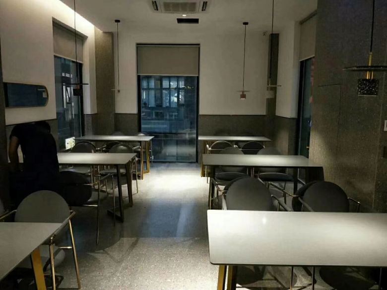 20210405/606ae2f5dc85e.jpg 劉總查看安裝完畢的巖板餐桌.jpg