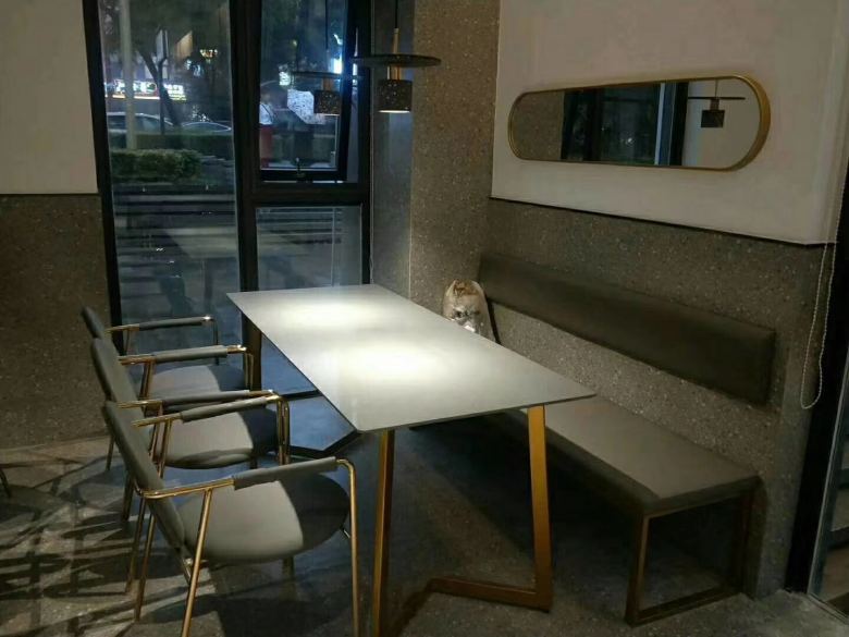 20210405/606ae31717e3a.jpg 西安餐桌椅廠家工人安裝巖板餐桌.jpg