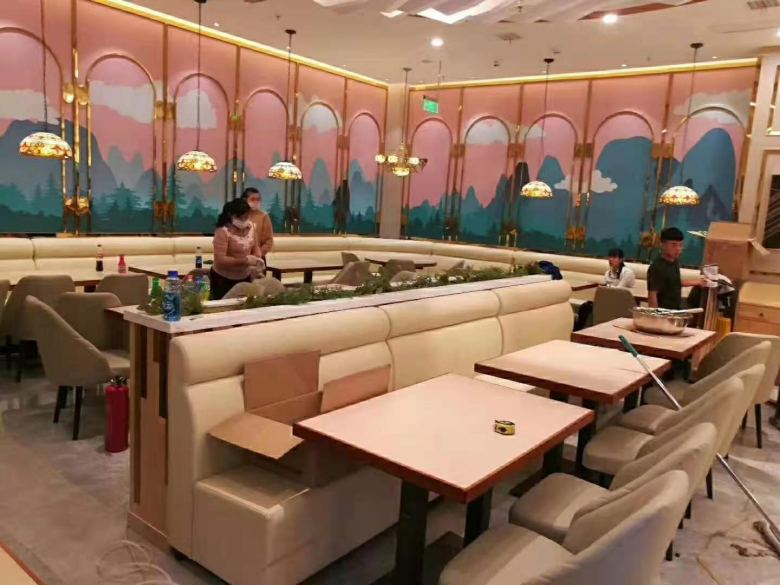 20210415/6077ae0347c44.jpg 工人安裝餐廳卡座沙發(fā).jpg