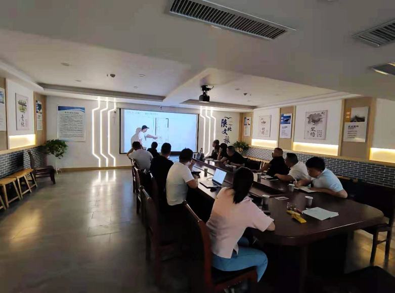 20210611/60c2a88d4035b.jpg 西安酒店家具廠設(shè)計(jì)師上臺(tái)解說(shuō)樣板間方案.jpg