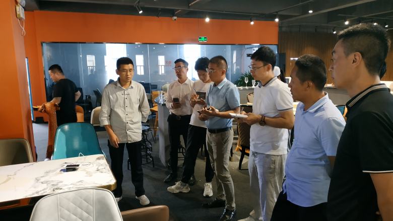 20210818/611be167635eb.jpg 博菲克業(yè)務經(jīng)理給新人講解大理石餐桌知識.jpg