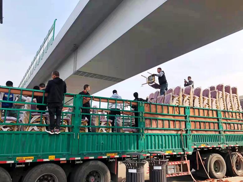 20211108/6188c302c0de3.jpg 工人正在貨運(yùn)車上擺放宴會(huì)餐椅.jpg