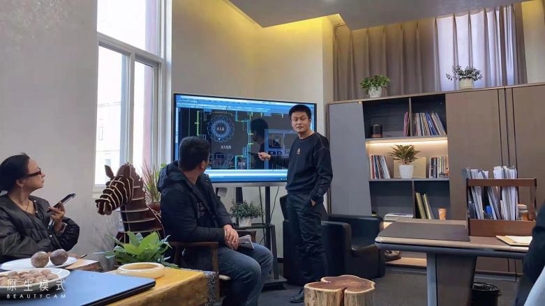 20211128/61a34f639f1a3.jpg 我廠設計師講解包間餐桌椅工藝.jpg