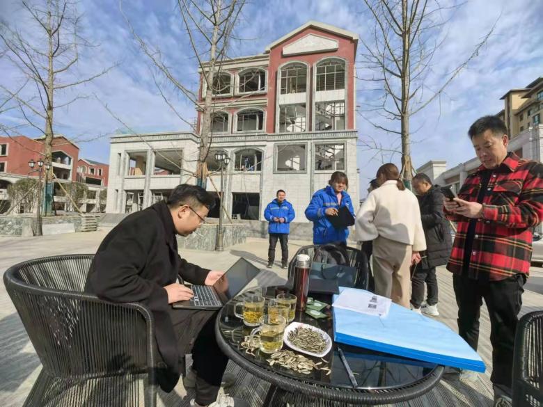 20211205/61acda2131b24.jpg 博菲克設(shè)計師測量別墅尺寸.jpg