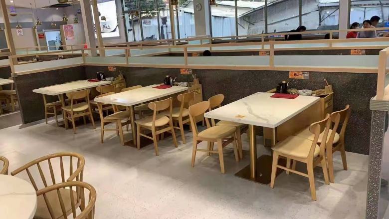 20220211/62061dae79d88.jpg 餐飲家具廠工人安裝現(xiàn)場(chǎng).jpg