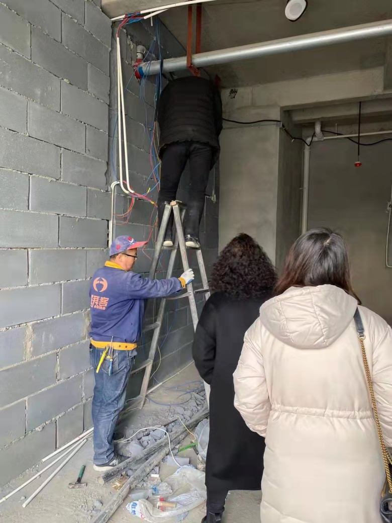 20220225/6218772810b61.jpg 吳總和博菲克餐飲家具廠業(yè)務(wù)經(jīng)理洽談.jpg