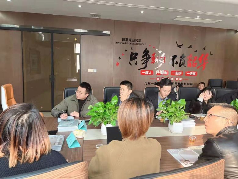 20230102/63b2751b7b7b9.jpg 博菲克家具業(yè)務(wù)部盧經(jīng)理介紹公司情況.jpg