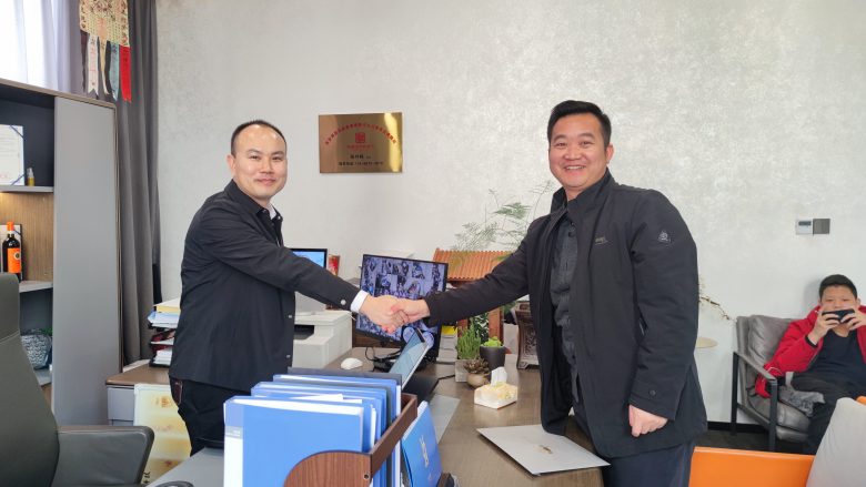 20230204/63ddc1b589b9b.jpg 萬總與西安博菲克酒店家具廠總經(jīng)理?xiàng)钚俏帐趾嫌?jpg