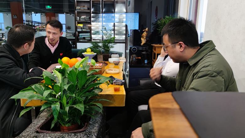 20230204/63ddc5c2aa454.jpg 延安酒店萬總與博菲克負(fù)責(zé)人溝通裝修預(yù)算.jpg