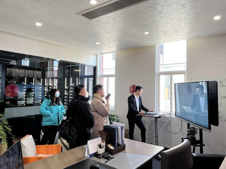 20230212/63e878ab68407.jpg 業(yè)務經理為客戶介紹海友酒店家具方案.jpg