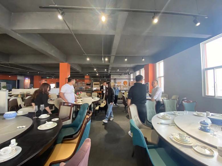 20230324/641d2e1a09f19.jpg 粵來(lái)越牛潮汕鮮牛肉火鍋客戶一行到西安博菲克餐飲家具廠考察.jpg