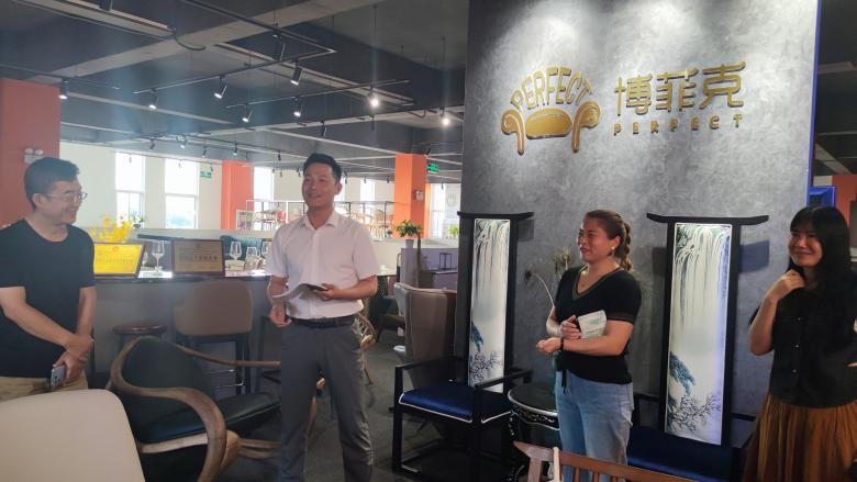 20230804/64cc9c22dc8cf.jpg 盧曲波經(jīng)理講解餐桌椅基礎(chǔ)知識(shí).jpg